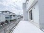 住まいの外側にもゆとりを感じさせる、すっきりと整った落ち着きのある空間です。
