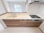 木目の温かみと洗練された設備が調和し、日々の営みに心地よい彩りを添える上質な空間です。