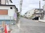 閑静な住宅街で通行量は少なめです。