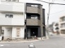 洗練されたデザインが街並みに溶け込む、落ち着いた佇まいの住まい。
