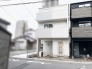 洗練された白の外観が街並みに映える、モダンで落ち着きのある佇まいです。