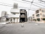 異なる色合いが美しく調和する洗練された佇まいが街並みに心地よいアクセントを添えます