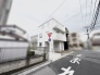 街並みに溶け込む洗練された佇まいが、穏やかな日常を予感させる外観です。