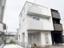 洗練された白い外壁が青空に映える、すっきりと端正な佇まいの住まい。