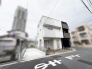 白と黒のコントラストが美しい洗練された佇まいが、街並みに心地よいアクセントを添える住まい。