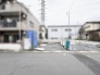 周囲の建物と程よい距離感を保ち、開放感のある穏やかな街並みに馴染むロケーションです。