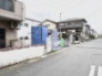 静かな時間が流れる落ち着いた街並みの中で、穏やかな日常を育む心地よい空間が広がっています。
