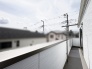空の広がりを感じながら、日々の暮らしにちょっとした安らぎを添える心地よい開放感のある空間です。
