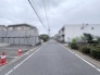 日々の暮らしが穏やかに流れていく、落ち着いた雰囲気の住宅街の風景です。