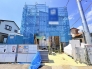 北越谷駅徒歩18分の新築戸建です。小中学校やスーパーなども近隣に揃っていて利便性に優れ、子育て世帯の方にもおすすめの物件です。