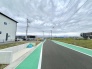ゆとりある道路と開放的な空が広がる心地よい住環境