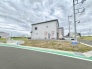 空が大きく広がる開放的なロケーションに佇む、ゆとりある敷地環境です。