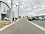 整然とした街並みに伸びる開放的なアプローチが心地よい穏やかな住環境