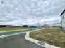 遮るもののない広大な空が広がり、開放的な心地よさに満たされる穏やかな景色。