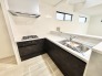 洗練されたモノトーンの色合いが空間を引き締めるスマートな仕上がり