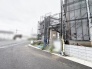 完成へと向かう静かな街並みに寄り添い、新しい暮らしの風景を描き出す穏やかな時間を紡ぐ場所。