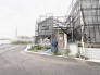 新しい暮らしの完成へ向けて期待が高まる施工中の外観風景