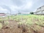 遮るもののない広大な空が広がり、心地よい開放感に包まれる穏やかな空間です。