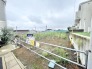 周囲の建物と穏やかな距離感を保ちながら開放的な空が広がる心地よい空間です