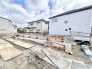 新しい暮らしの基盤が形作られていく、安心感のある落ち着いた敷地風景。