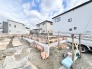 青空が広がる開放的な環境の中で新しい暮らしのカタチが着実にカタチ作られていく心地よい風景