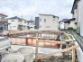 新しい暮らしの基盤となる丁寧な施工が進む安心感のある敷地風景