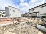 広々とした空の下で新たな暮らしの基盤が形作られていく穏やかな敷地風景