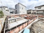 住まいの土台となる基礎工事が進み、新しい暮らしの形が描き出される期待感高まる風景。