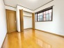 木の温もりが感じられる落ち着いた色合いで統一された穏やかな空間
