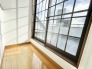 屋上への踊場：格子窓の向こうに広がる青空と景色が、心地よい開放感をもたらすプライベート空間。