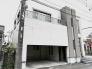 洗練された直線的なデザインと落ち着いた色調が調和する、品格漂う佇まいです。