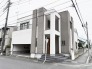 洗練された幾何学的なラインが際立つ佇まいは街並みに美しく調和します