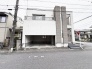 洗練された直線的なフォルムが街並みに映える、落ち着いた佇まいの邸宅です。