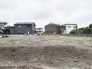 穏やかな周辺環境に囲まれ、日々の暮らしの起点として理想的な広がりを感じさせる敷地です。