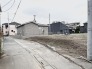 落ち着いた街並みに溶け込む、穏やかな空気が流れる広々とした敷地です。