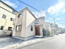 駐車が苦手な方にも嬉しい、前面６ｍ道路に面した住まい。
