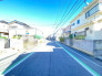 車通りの少ない閑静な住宅地、のびのびした子育てに適します。
