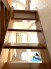 ３階への階段・温もりある木材が、穏やかな空間へと誘います。