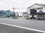 街並みに溶け込む落ち着いた立地で、日々の暮らしに寄り添う穏やかな空気が流れる住環境です。