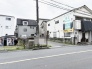 周辺環境との調和を感じる、静かで落ち着いた佇まいの敷地です。