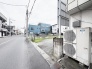 整備された道路に面しており、周辺環境に溶け込みながらも静かな佇まいを感じさせる敷地です。