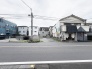 周囲の街並みに溶け込みながら、これからの活用を静かに待つ落ち着いた雰囲気の土地です。