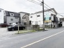 周辺環境に溶け込みながらも、用途の可能性を秘めた落ち着きのある敷地風景が広がっています。