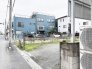 周辺環境と調和しながら、落ち着いた空気が流れる街の一角です。