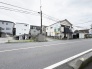 周囲の環境に溶け込みつつ、将来の可能性を感じさせる落ち着いた佇まいです。