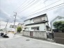 穏やかな街並みに馴染む、落ち着いた佇まいの住まい。