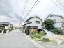 緑あふれる庭と、穏やかな佇まいが心地よい街並み。