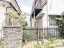 緑豊かな小道に続く、静かで落ち着いた佇まい。