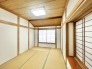 階段を上がる途中に和室スペースがございます。