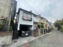 車通りの少ない閑静な住宅地、のびのびした子育てに適します。
